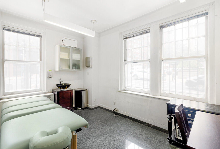 136 E 36th St, New York, NY for sale - Interior Photo - Image 3 of 12