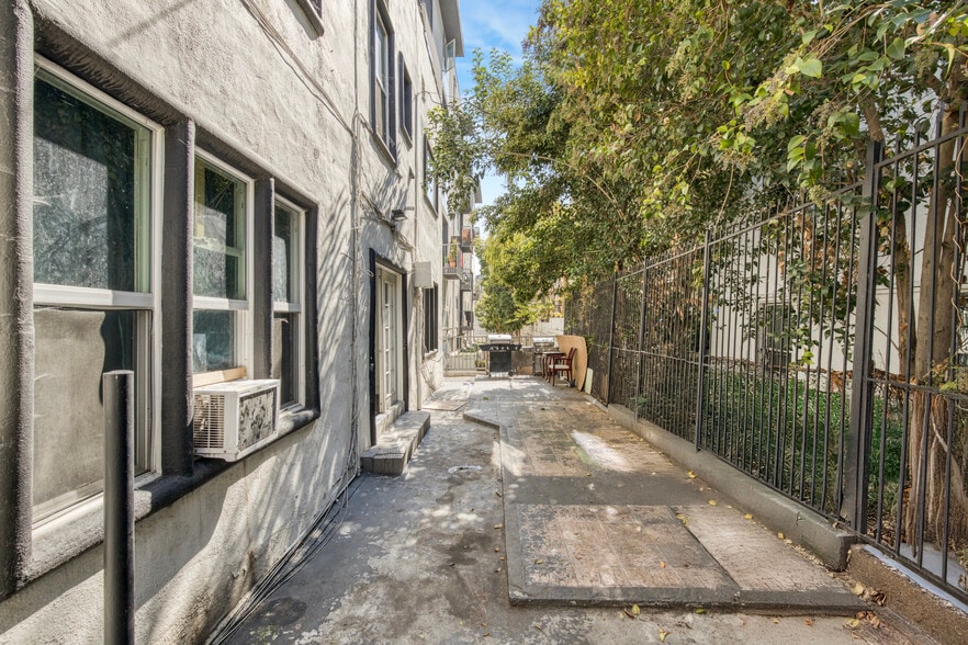 969 S Serrano Ave, Los Angeles, CA for sale - Building Photo - Image 3 of 17