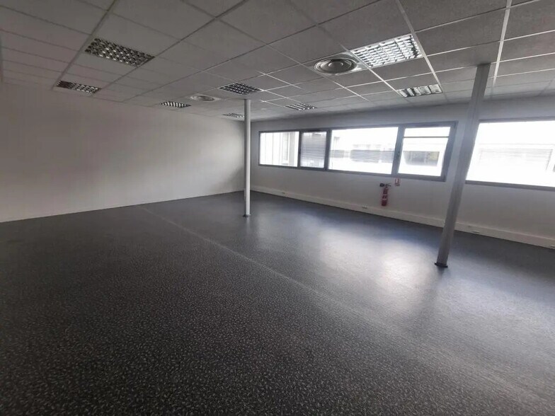 Office in Carquefou for lease - Interior Photo - Image 2 of 11