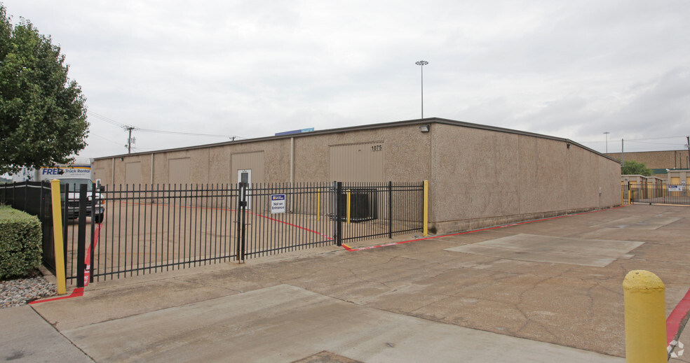 1061-1075 Duncan Perry Rd, Arlington, TX for lease - Building Photo - Image 3 of 4