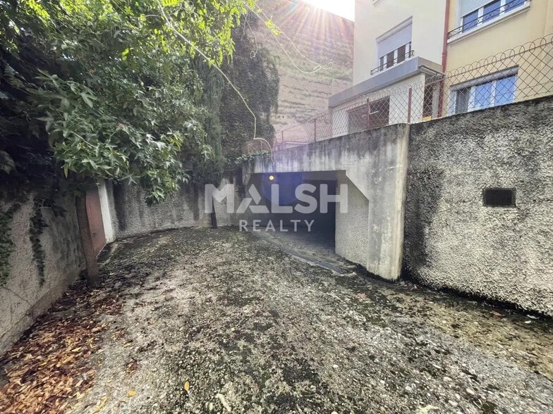 Flex in Décines-Charpieu for lease - Building Photo - Image 2 of 5