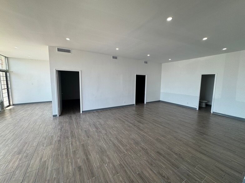 2130 Irving Blvd, Dallas, TX for lease - Interior Photo - Image 3 of 7