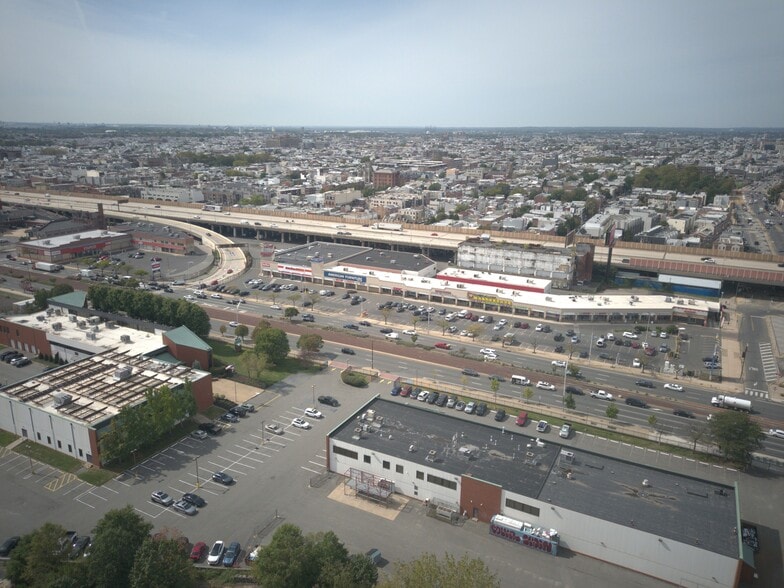 1100 & 1300 S Christopher Columbus Blvd portfolio of 2 properties for sale on LoopNet.com - Building Photo - Image 3 of 8