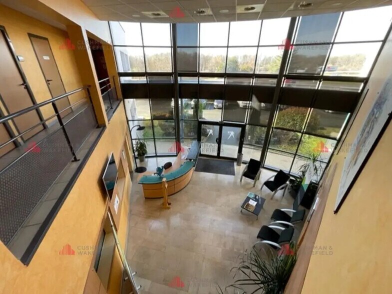 Office in Écuisses for sale - Lobby - Image 2 of 5