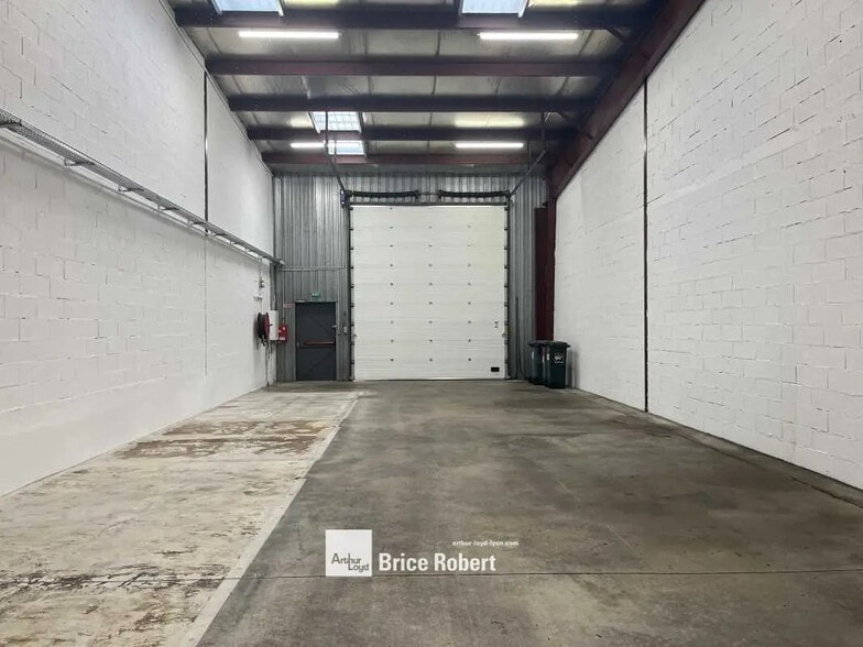 Office in Vaulx-en-Velin for lease - Interior Photo - Image 2 of 4