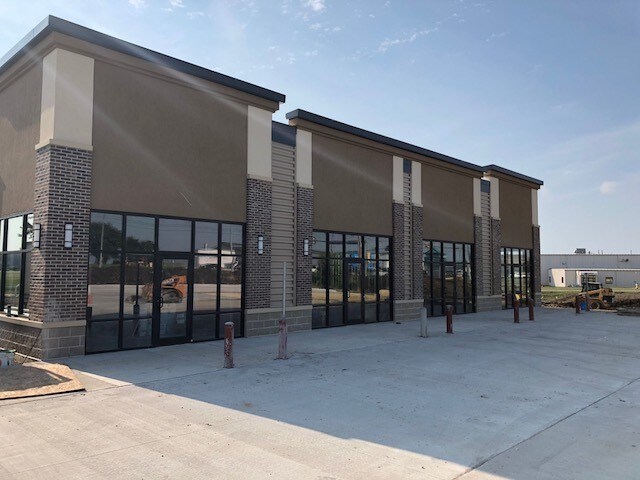 1802 4th St SW, Waverly, IA for lease Building Photo- Image 1 of 3