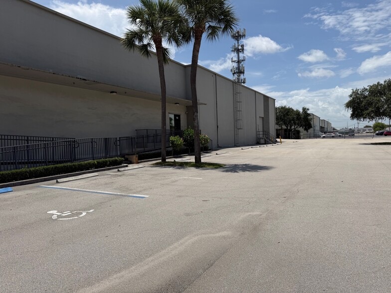 150 W Yamato Rd, Boca Raton, FL for sale - Building Photo - Image 2 of 8