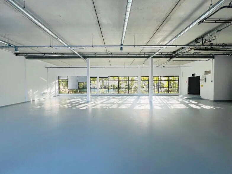 Office in Élancourt for lease - Interior Photo - Image 3 of 17