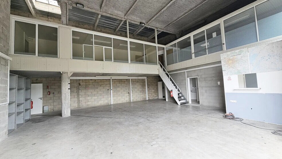 Flex in Crosne for lease - Building Photo - Image 1 of 11