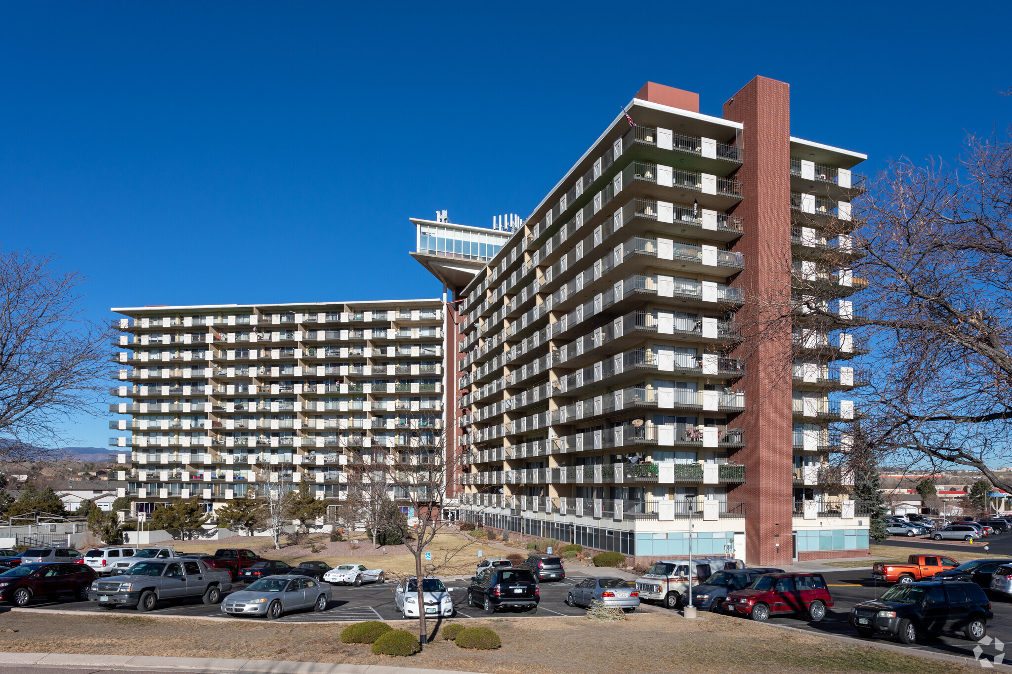 411 Lakewood Cir, Colorado Springs, CO for sale Primary Photo- Image 1 of 19