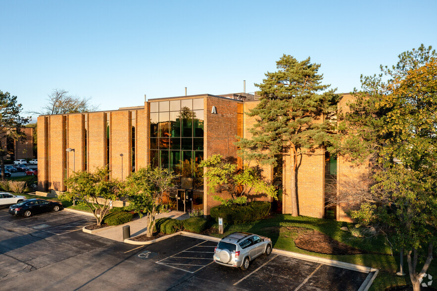 800 Roosevelt Rd, Glen Ellyn, IL for lease - Building Photo - Image 1 of 18