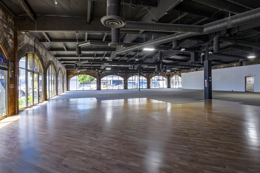 2012 S Bundy Dr, Los Angeles, CA for lease - Building Photo - Image 3 of 9