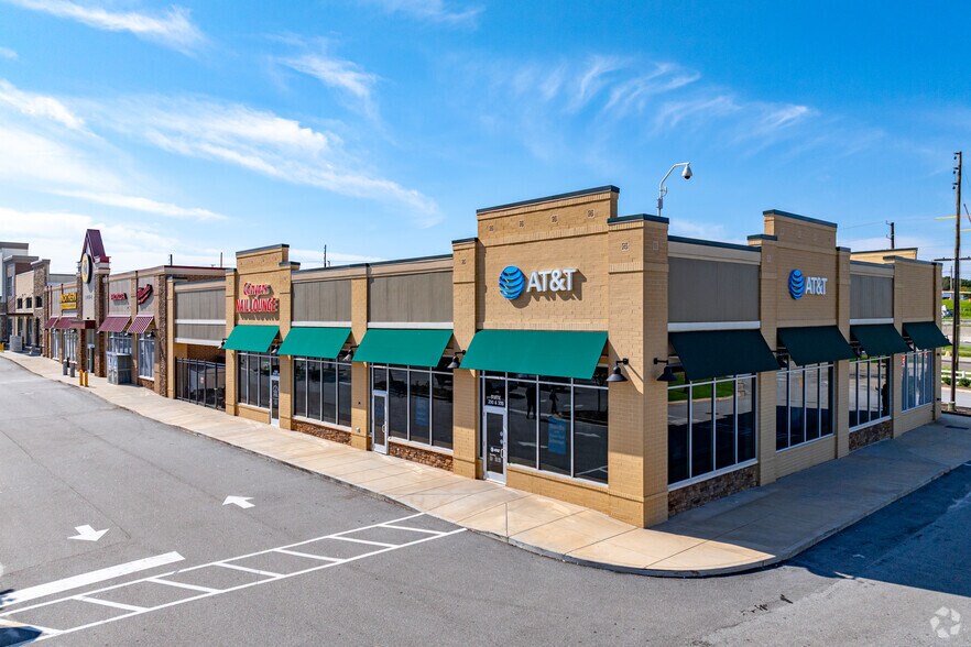 Salem Gate Market portfolio of 2 properties for sale on LoopNet.com - Building Photo - Image 3 of 12