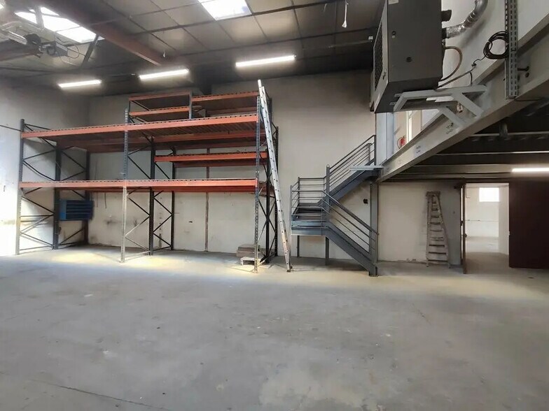 Flex in Bourgoin-Jallieu for lease - Building Photo - Image 3 of 8