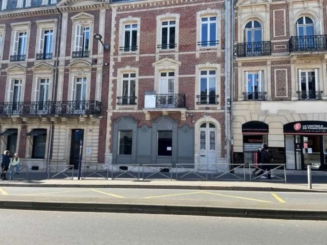Retail in Rouen for lease Building Photo- Image 1 of 4