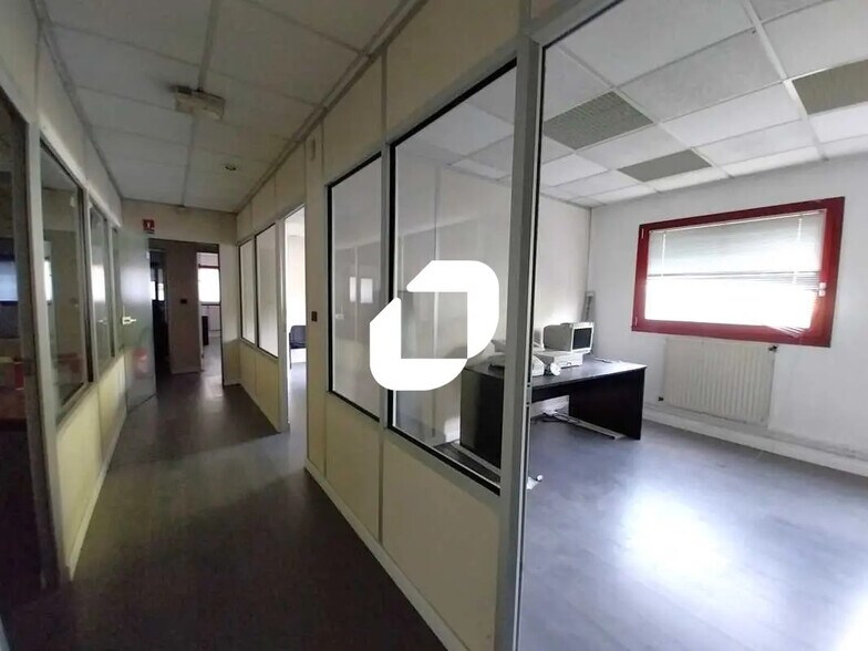 Office in Trappes for lease - Building Photo - Image 3 of 40