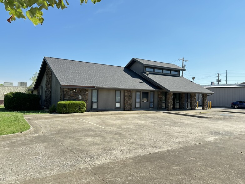 1006 NW 11th St, Bentonville, AR for sale - Building Photo - Image 1 of 12