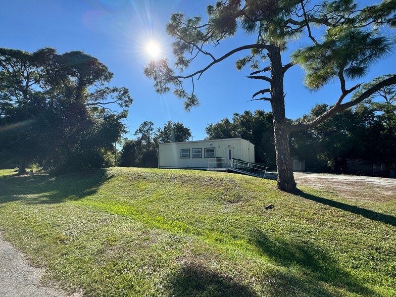 1385 Touchstone Rd, North Fort Myers, FL for sale - Building Photo - Image 3 of 5