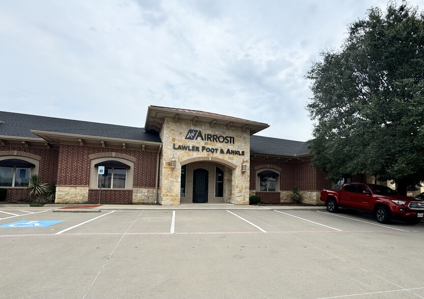 1428 W Hebron Pky, Carrollton, TX for lease - Building Photo - Image 1 of 14