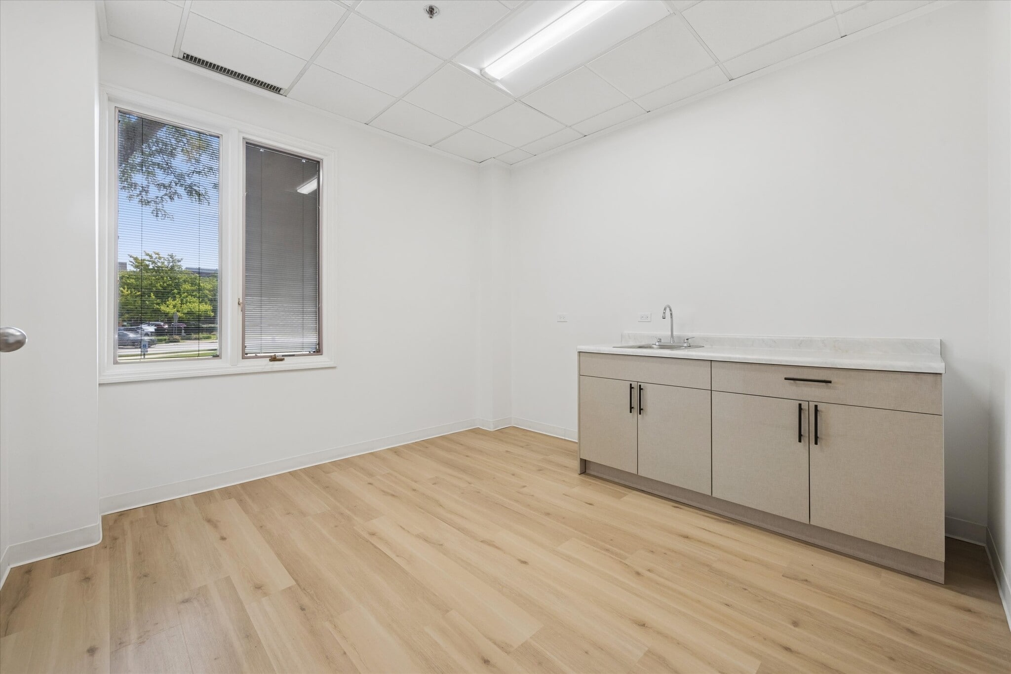 950 N York Rd, Hinsdale, IL for lease Interior Photo- Image 1 of 12