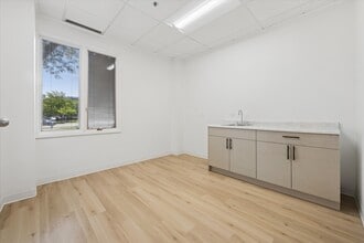 950 N York Rd, Hinsdale, IL for lease Interior Photo- Image 1 of 12