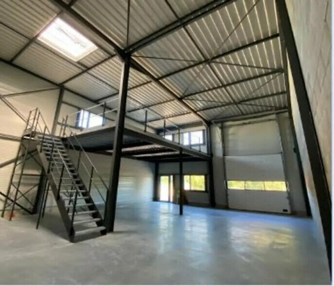 Flex in Valence for sale - Building Photo - Image 1 of 6