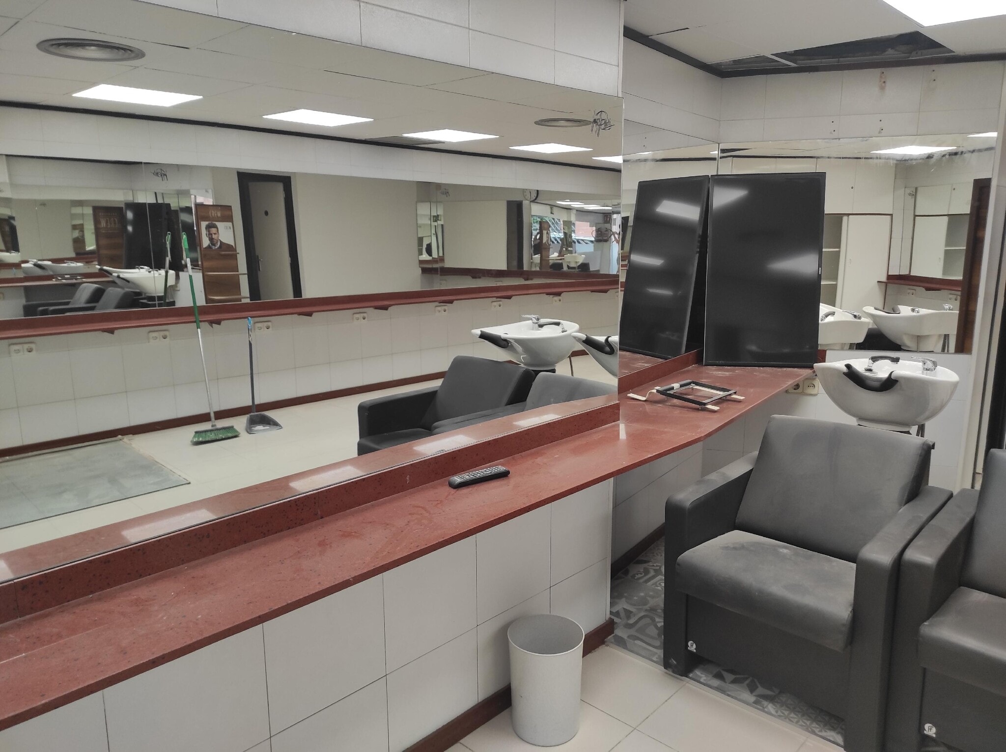 Retail in Esplugues de Llobregat, Barcelona for lease Interior Photo- Image 1 of 9