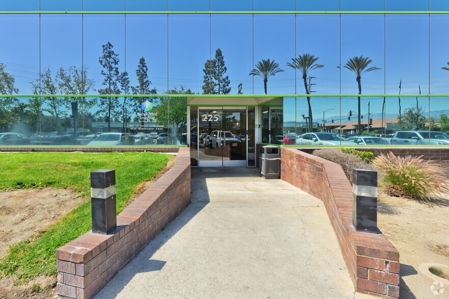 225 W Hospitality Ln, San Bernardino, CA for lease - Building Photo - Image 3 of 5