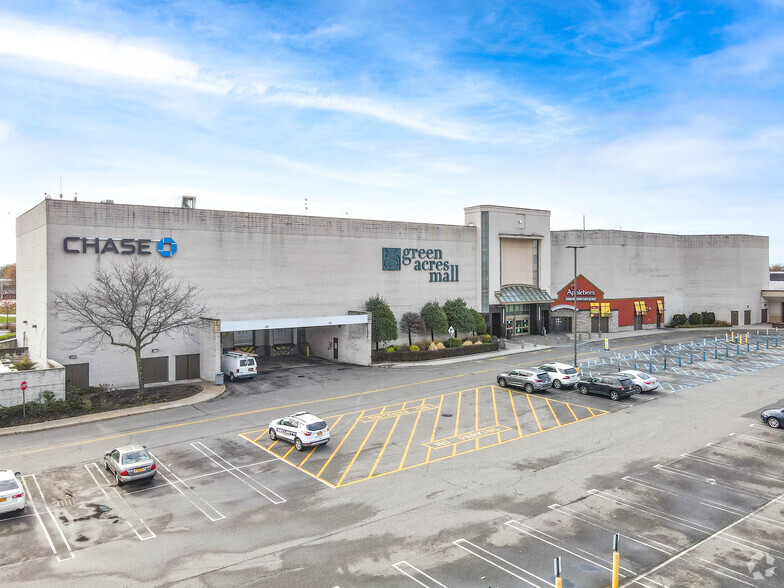 1098 Green Acres Mall, Valley Stream, NY for lease - Building Photo - Image 1 of 4