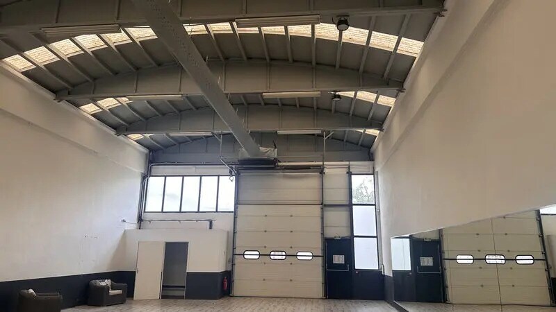 Office in Genay for lease - Interior Photo - Image 3 of 6