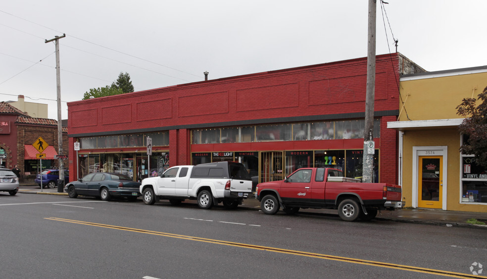 3590 SE Hawthorne Blvd, Portland, OR for sale - Building Photo - Image 2 of 2