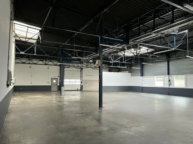 Flex in Vénissieux for lease - Interior Photo - Image 3 of 13