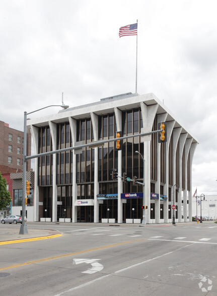 421 W Broadway, Council Bluffs, IA for lease - Primary Photo - Image 1 of 7