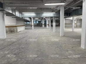 Flex in Paris for lease Interior Photo- Image 2 of 6