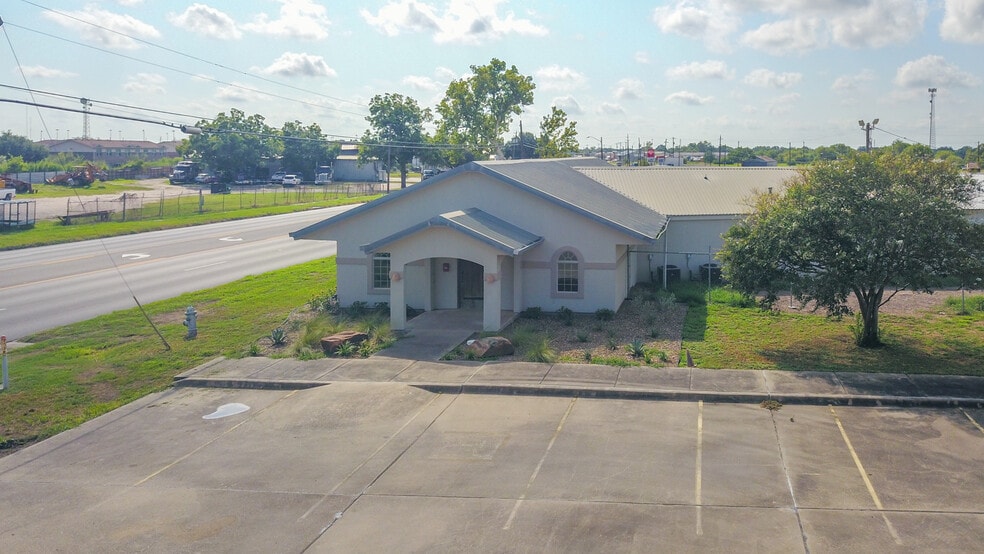 2203 Port Lavaca Dr, Victoria, TX for sale - Building Photo - Image 3 of 69