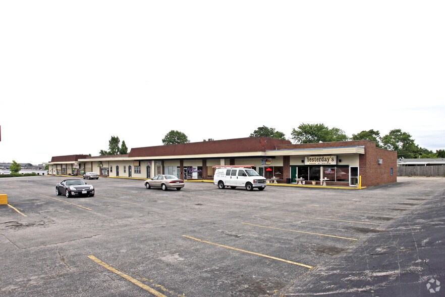 4412-4456 Woodson Rd, Saint Louis, MO for lease - Building Photo - Image 1 of 3