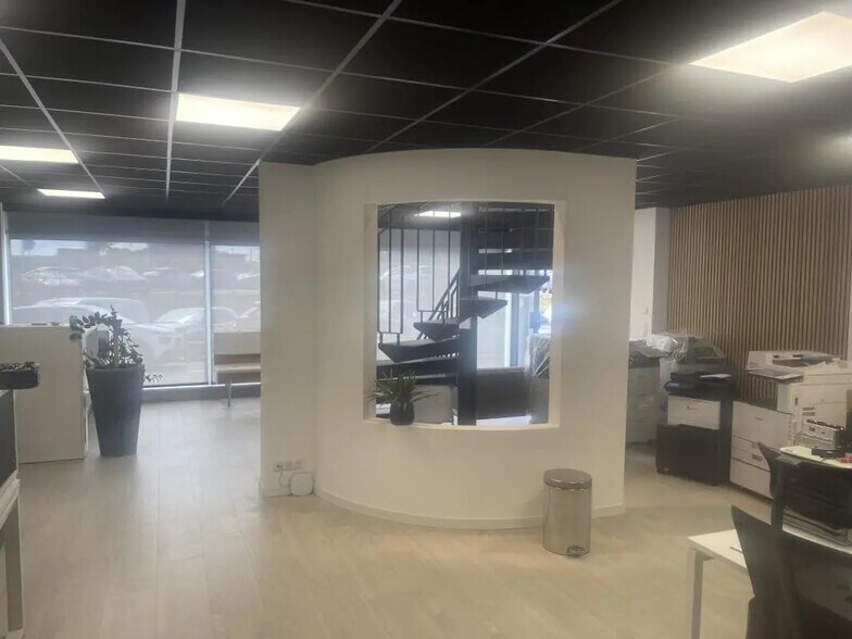 Retail in Mougins for lease - Interior Photo - Image 2 of 9