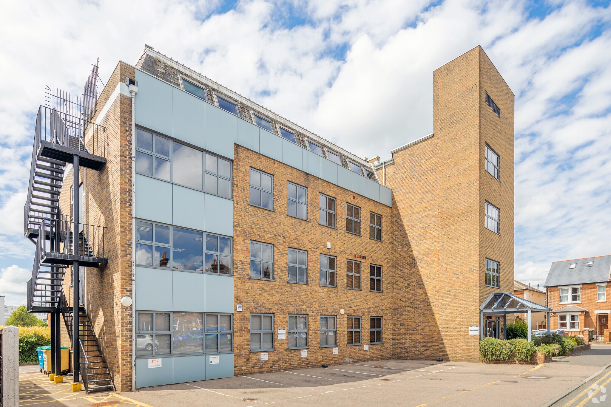 Leas Rd, Guildford for sale Primary Photo- Image 1 of 1