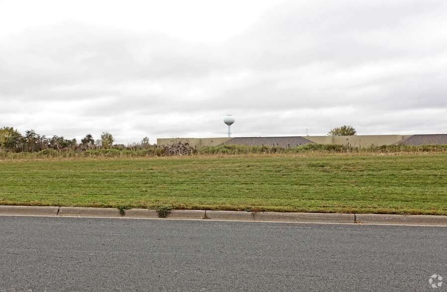 1001 18th Ave NW, Austin, MN for sale - Building Photo - Image 1 of 4