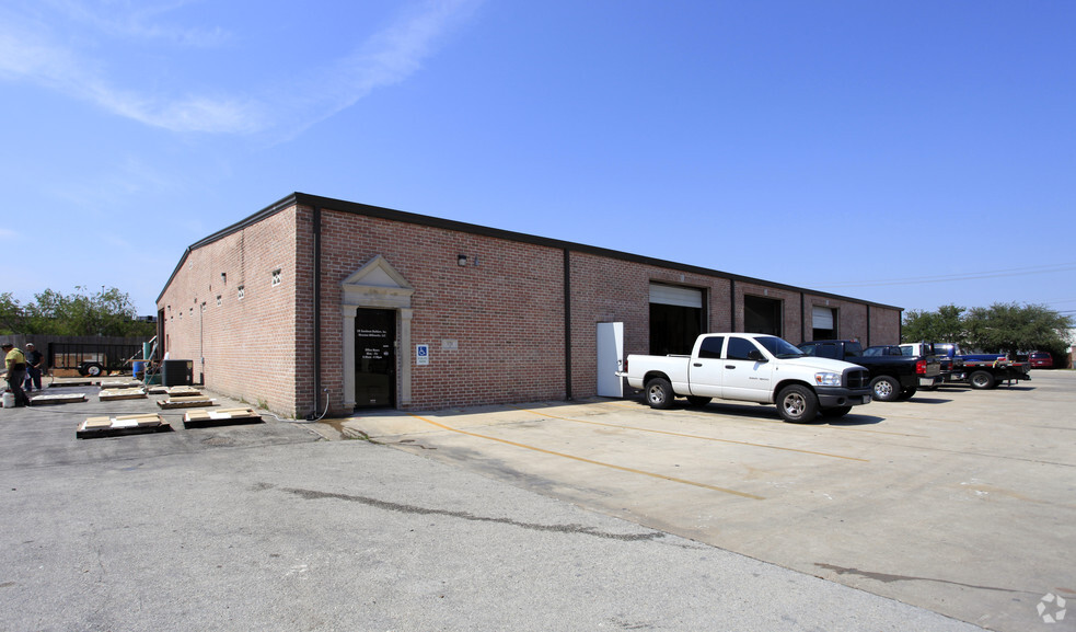 5711 Clarewood Dr, Houston, TX for lease - Primary Photo - Image 1 of 2