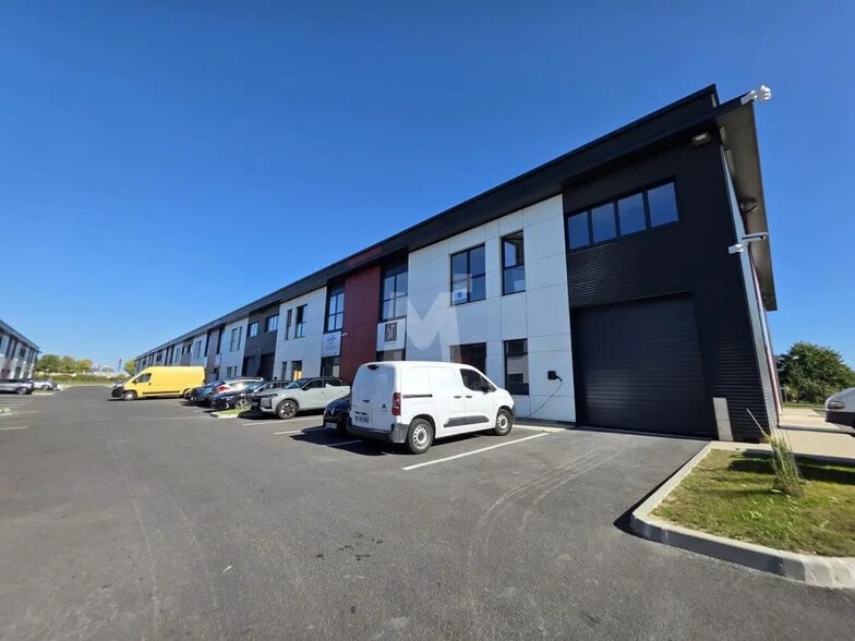 Flex in Lieusaint for sale - Building Photo - Image 3 of 8