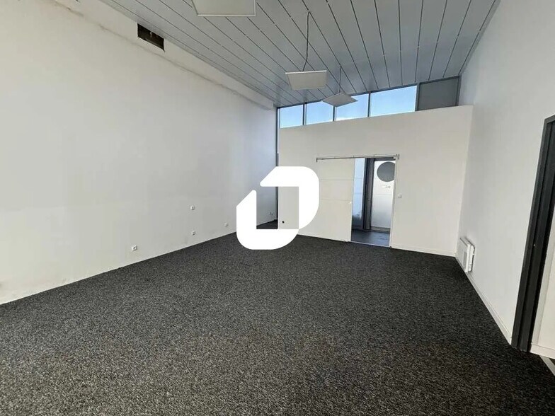 Retail in Bordeaux for lease - Building Photo - Image 1 of 4