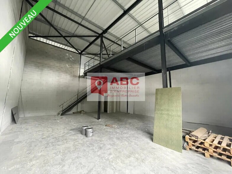 Flex in Lunel for lease - Interior Photo - Image 1 of 3