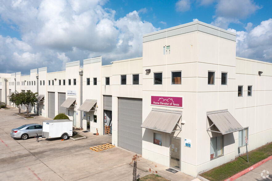 5750 N Sam Houston Pky E, Houston, TX for lease - Building Photo - Image 1 of 4