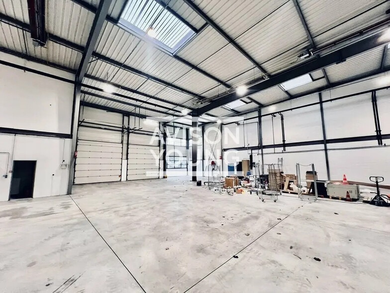 Flex in La Courneuve for lease - Interior Photo - Image 1 of 6