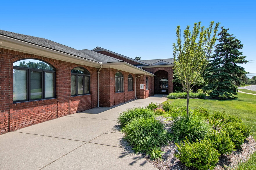 645 Barclay Cir, Rochester Hills, MI for lease - Building Photo - Image 3 of 22