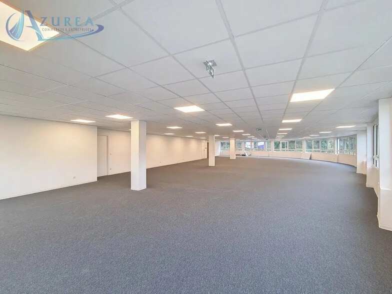 Office in Le Cannet for lease - Interior Photo - Image 2 of 8