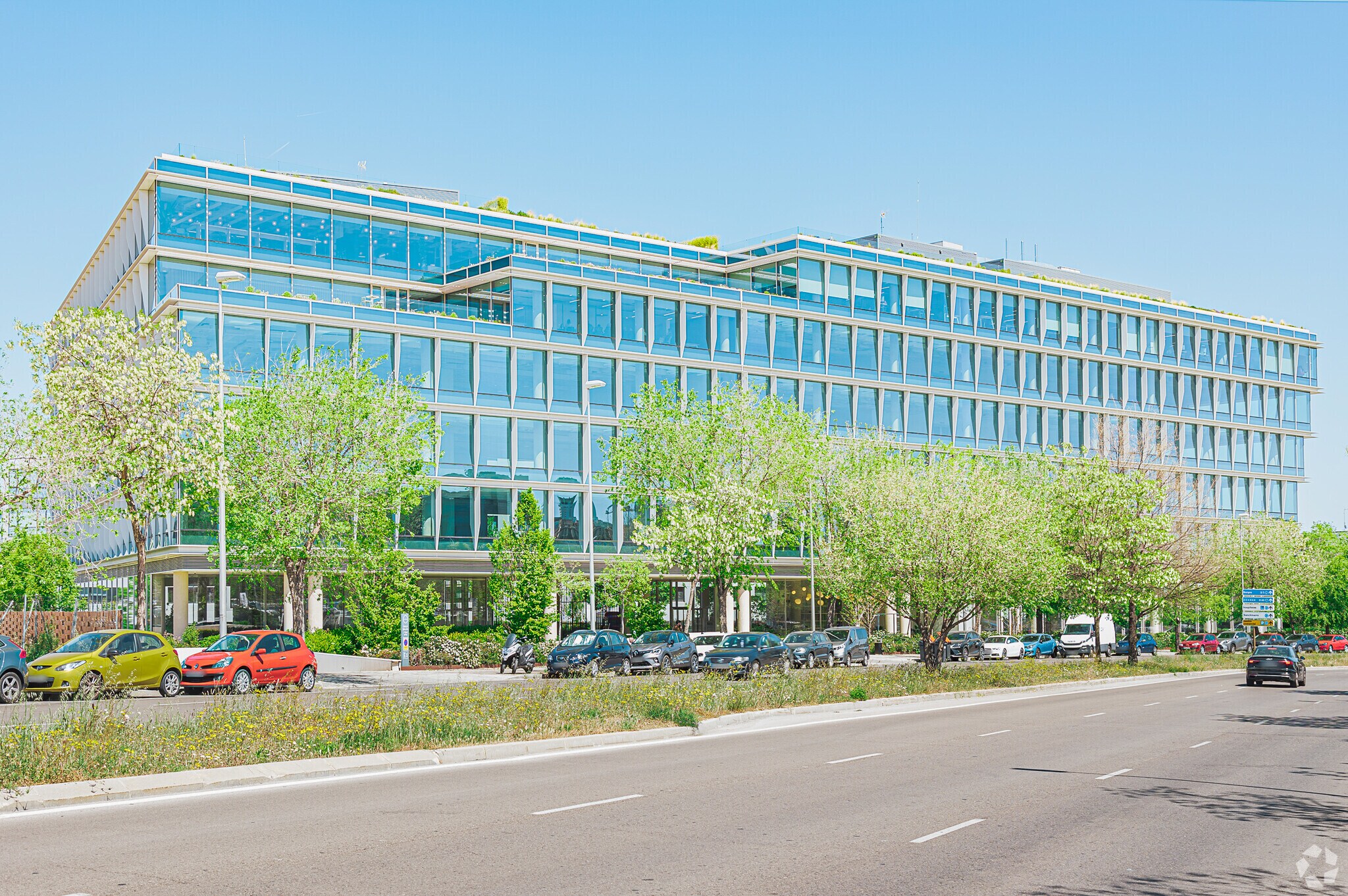 Calle Puerto de Somport, 21 -23, Madrid, Madrid for lease Primary Photo- Image 1 of 9