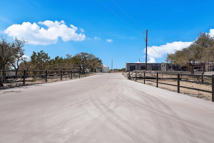 451 Farrell Rd, Dripping Springs, TX for sale - Primary Photo - Image 1 of 64