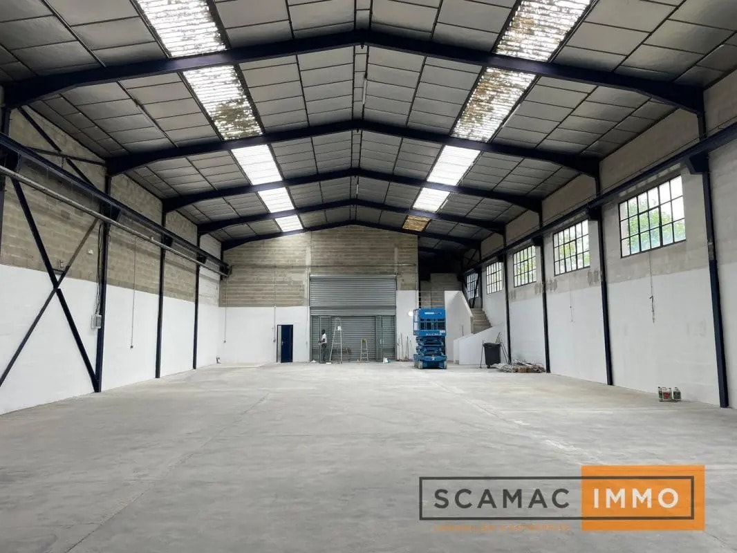 Industrial in Morangis for lease Building Photo- Image 1 of 1